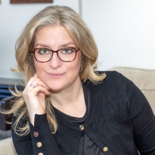 degrini photography - Modern headshot of a woman with green eyes, wearing glasses and looking straight in to the camera