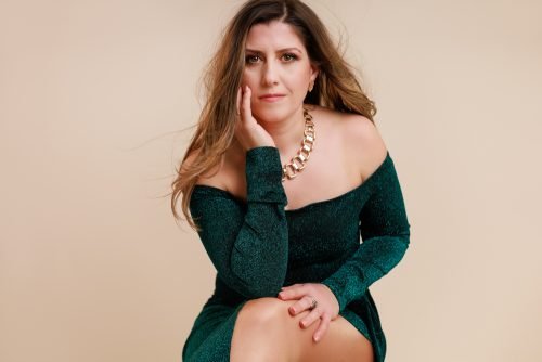 deGrini photography, Bicester, Oxford studio session_Woman headshot_cream background