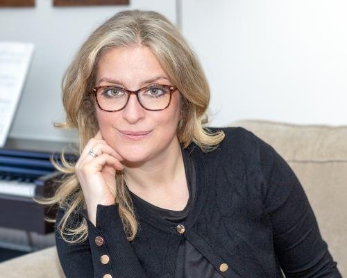 degrini photography - Modern headshot of a woman with green eyes, wearing glasses and looking straight in to the camera